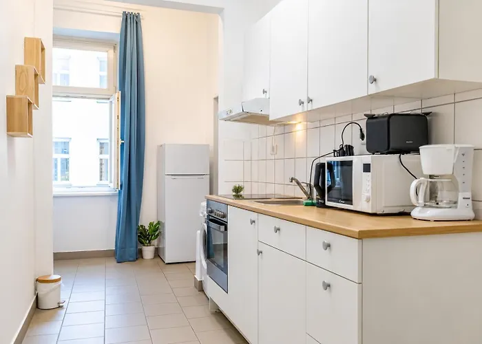 Apartment Near Westbahnhof Area - Cozy 2-bedroom With Wifi & Tv
