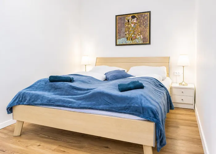 Near Westbahnhof Area - Cozy 2-bedroom With Wifi & Tv Apartment *