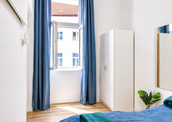 Near Westbahnhof Area - Cozy 2-bedroom With Wifi & Tv * Vienna
