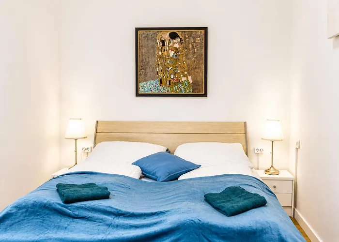 Near Westbahnhof Area - Cozy 2-bedroom With Wifi & Tv *