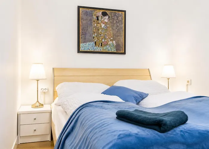 Near Westbahnhof Area - Cozy 2-bedroom With Wifi & Tv Apartment Vienna