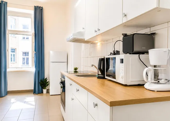 Near Westbahnhof Area - Cozy 2-bedroom With Wifi & Tv Apartment *